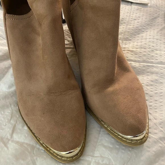 Really cute tan boots. Size 10, very stylish with jeans, skirt, or dress! - Picture 1 of 6